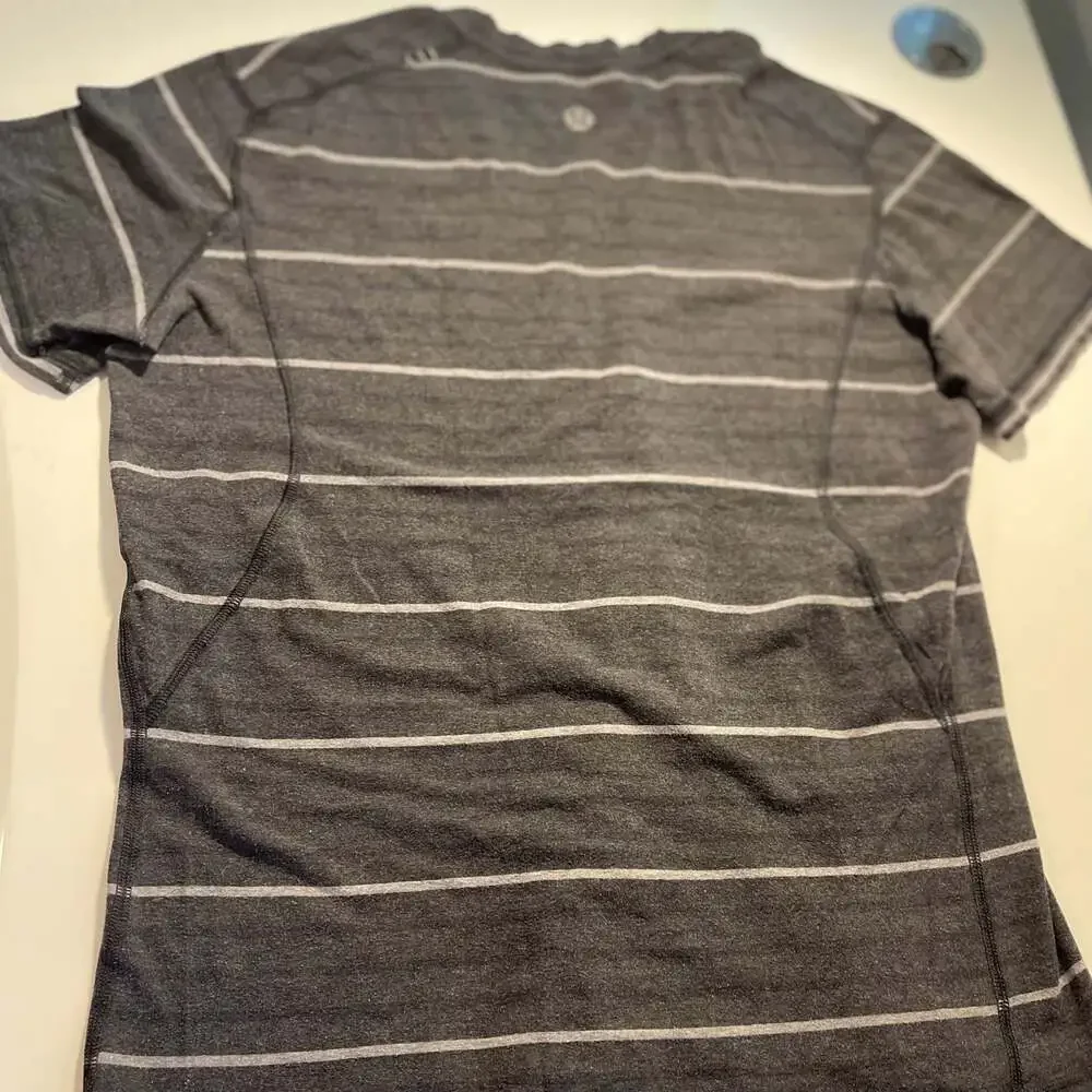 Lululemon Athletica Essential Shirt, Size M/L , V Neck Gray White stripe Preowne